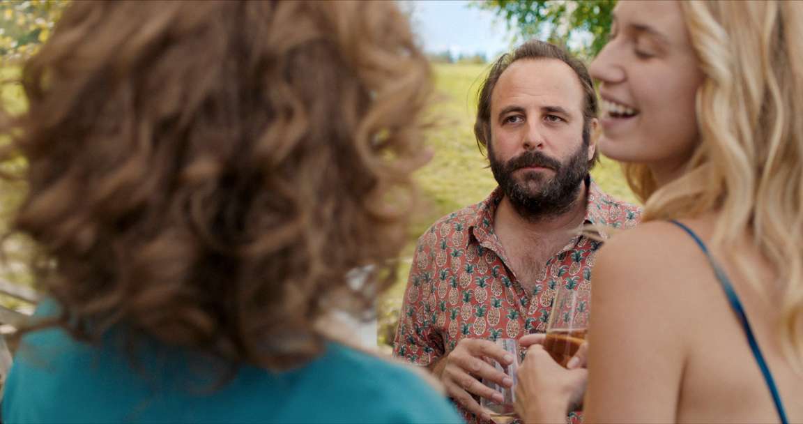 Zu dritt ist man weniger allein: Nach Jahren der Einsamkeit findet sich Remi (Vincent Macaigne) plötzlich in einem waschechten Liebesdreieck wieder. © Neue Visionen Filmverleih