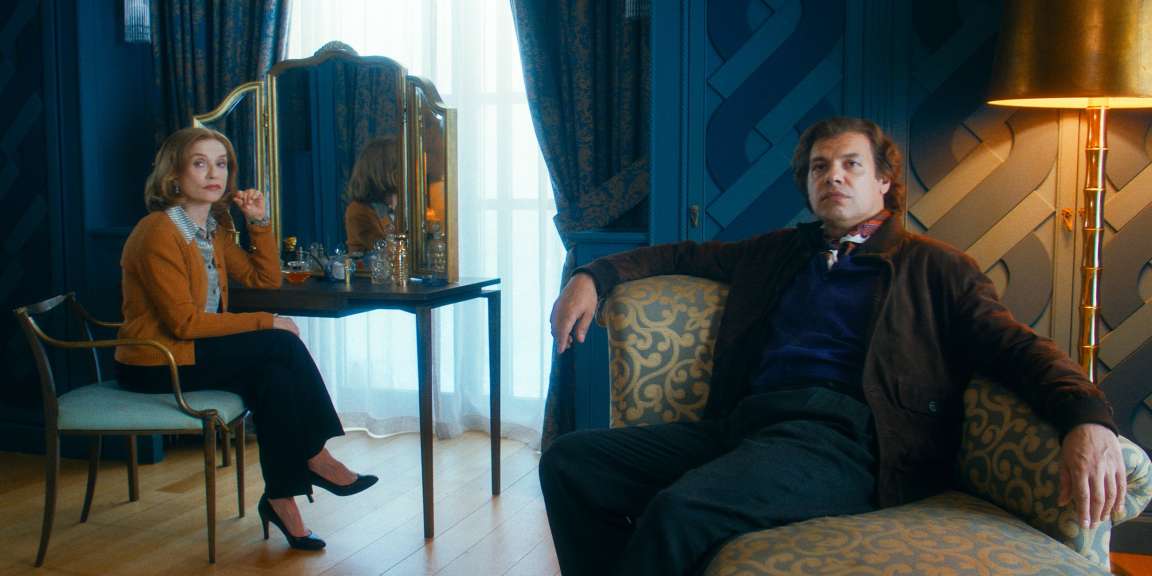 Geheimnisse, Intrigen und jede Menge Geld: Die schattenreiche Vergangenheit der Familie Farrère scheint Marianne (Isabelle Huppert) einzuholen. Wie ein moderner ‚Mr. Ripley‘ wird der Fotograf Pierre-Alain Fantin (Laurent Lafitte) immer mehr zum Teil der F