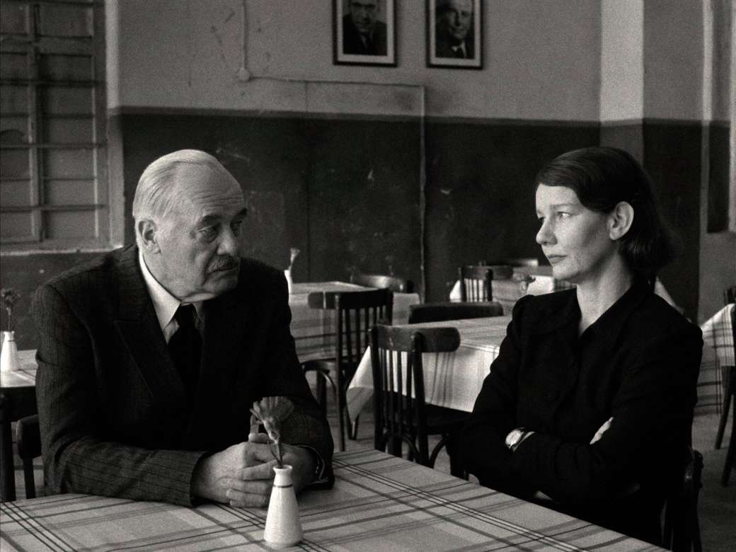 Auf der anderen Seite: Thomas (Hanns Zischler) und Erika Mann (Sandra Hüller) trennt mehr als nur ein Grenzübergang. © Neue Visionen Filmverleih