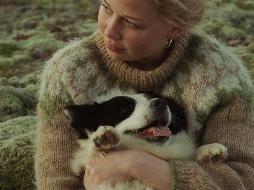 Den Alltag vergessen: Tochter Ida (Ída Mekkín Hlynsdóttir) und Familienhund Panda genießen den Moment. © PLAION PICTURES