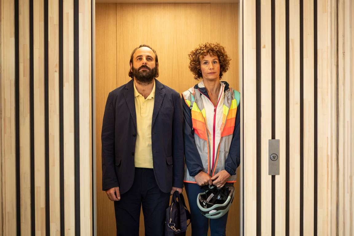 Fahrstuhlverlegenheit: Im Zusammenspiel mit seiner neuen Arbeitskollegin Patricias (Cécile De France) geht es für Remi (Vincent Macaigne) zunehmend aufwärts. © Neue Visionen Filmverleih