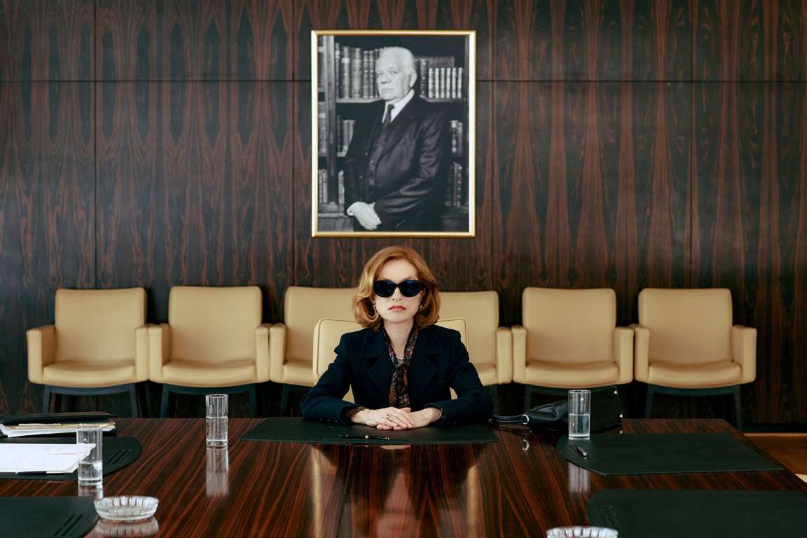 Die reichste Frau der Welt: Konzernerbin Marianne Farrère (Isabelle Huppert), das Gesicht der Luxusmarke Farrère. © Neue Visionen Filmverleih