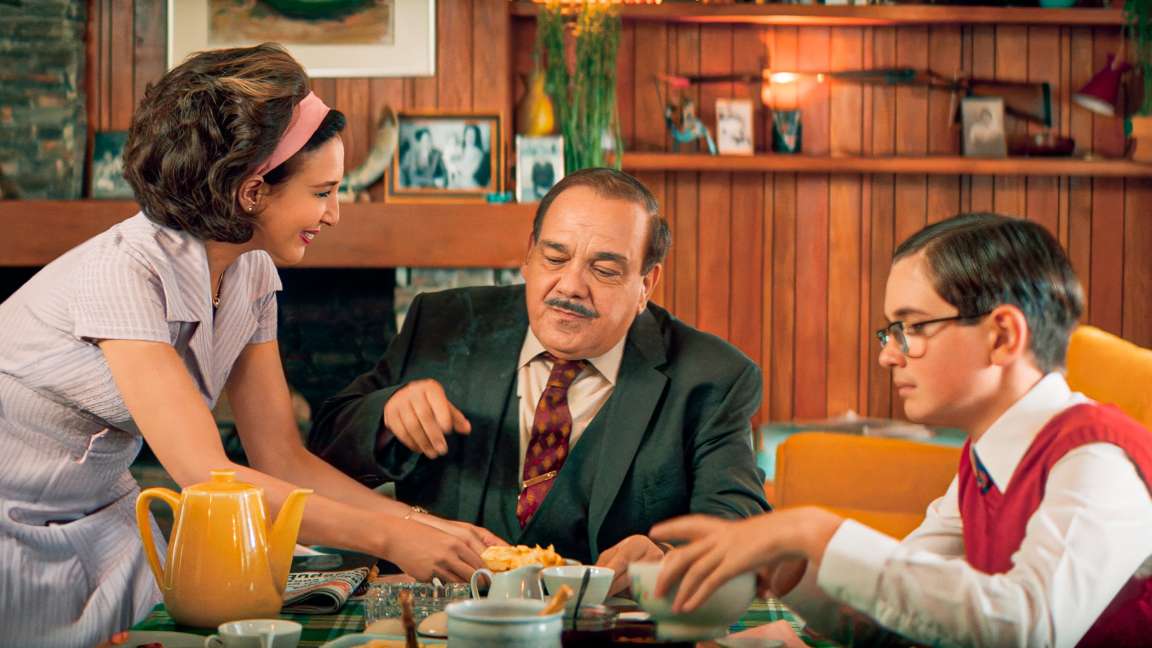 Früher war alles besser! Familienidylle in den 1950ern: Hélène (Elsa Zylberstein), Michel (Didier Bourdon) und die beiden Kinder Jeanne (Mathilde Le Borgne) und Lucien (Maxim Foster) beim gemeinsamen Frühstück. © Neue Visionen Filmverleih