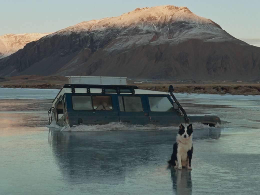 Das Familienauto ist untergegangen: Ein Sinnbild für das Scheitern der Beziehung zwischen Anna (Saga Garðarsdóttir) und Magnús (Sverrir Guðnason). © PLAION PICTURES