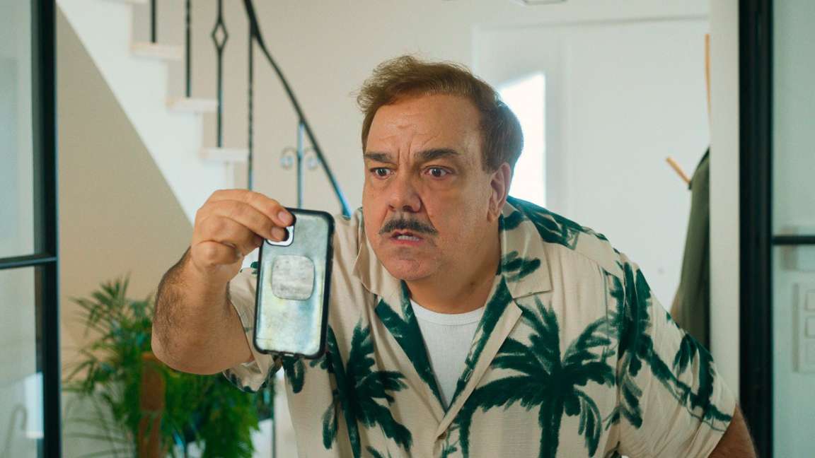 Video-Call? Michel (Didier Bourdon), der nur den Schwarz-Weiß-Fernseher seines Nachbarn kennt, bekommt einen Crash-Kurs in die moderne Technik von heute. © Neue Visionen Filmverleih
